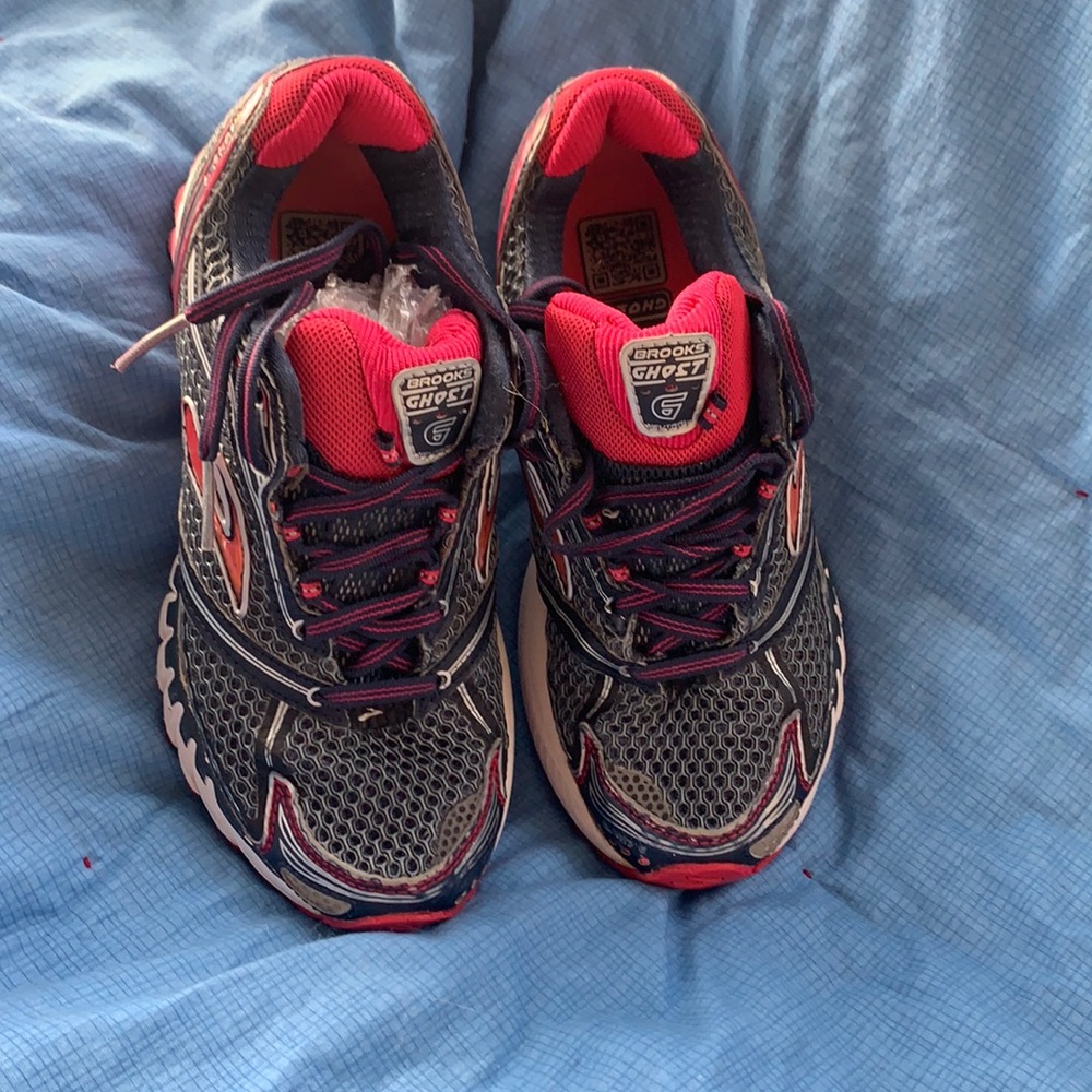 Gently used Brooks ghost size 6 women.